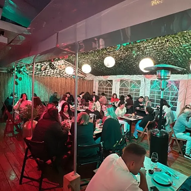 ערב עמוס בחצר — פנסים ואורחים
